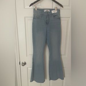NWT Hollister Curvy High-Rise Light Wash Flare Jeans
